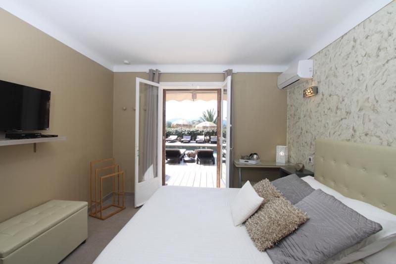 Tricoli Avec Piscine Hotel